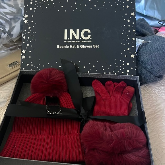 🎄Firm Price🎄IN.C.
INTERNATIONAL CONCEPTS
Beanie Hat & Gloves Set RED NEW - Picture 1 of 11